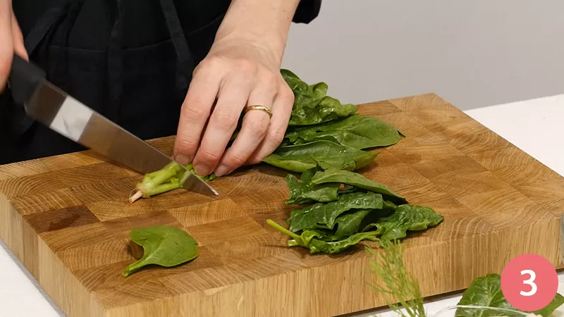 insalata-di-spinacini-con-uovo-fritto-e-salsa-tzatziki 3